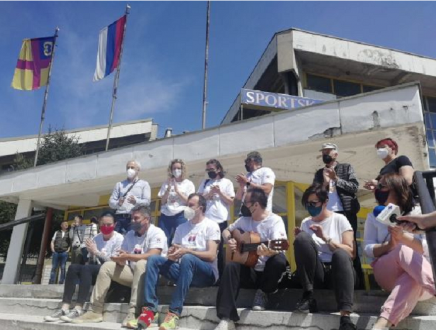 Направија журка: Македонци во маици „Благодарам Србија“ во Врање славеа со песна