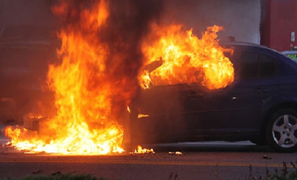 Запалени два автомобила “БМВ” во Кочани