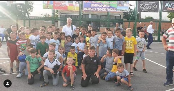 (Фото) Алиоски се врати во родното место, ги изpaдува дечињата