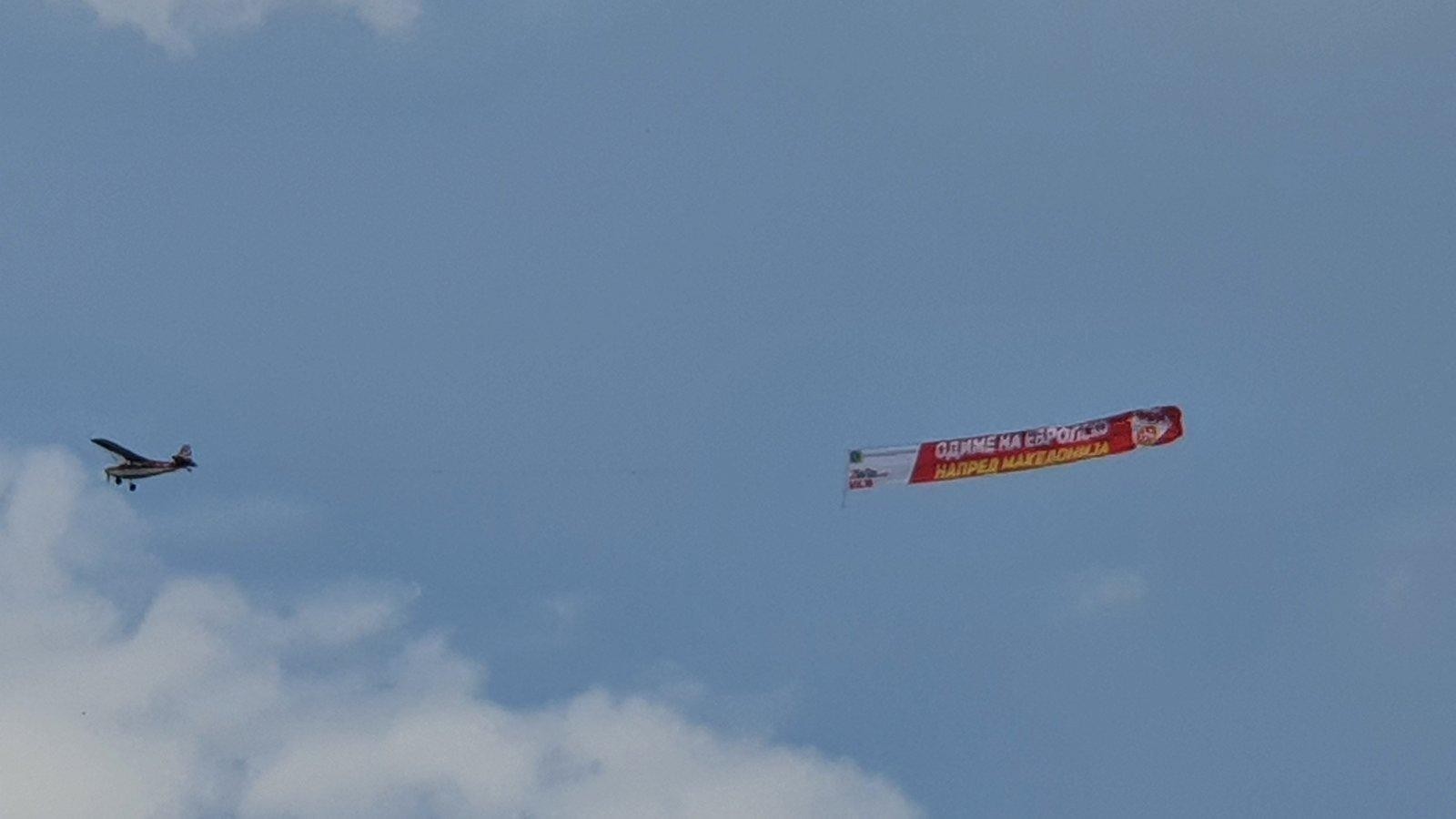 Авион со порака од ФФМ во чест на фудбалерите лета над Скопје ?(Фото)