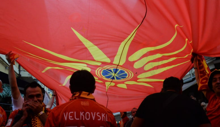 Тука не поделивте, тука се обединивме ! Македонските навивачи го окупираа Букурешт (Видео)