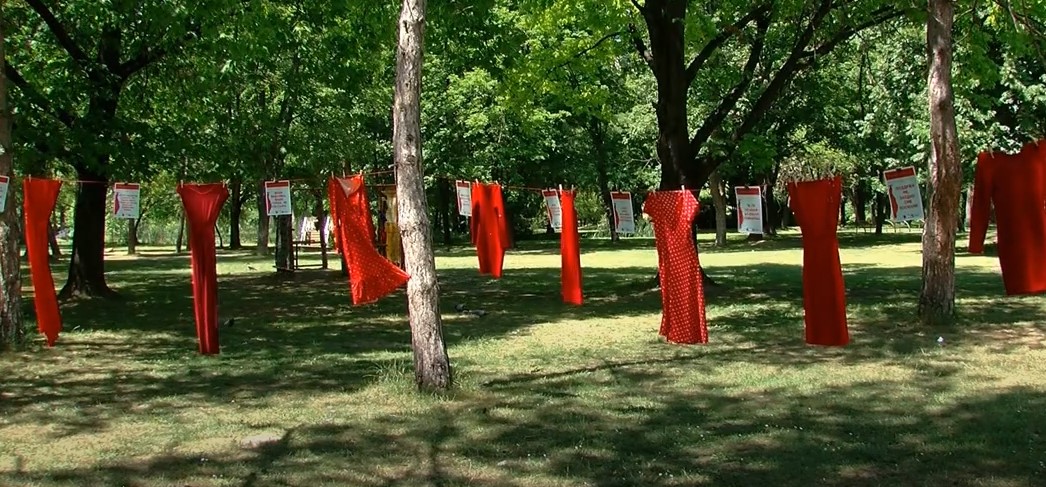 Црвени фустани среде градски парк: Сексуалните работници бараат дозвола да си вршат професијата (Фото)