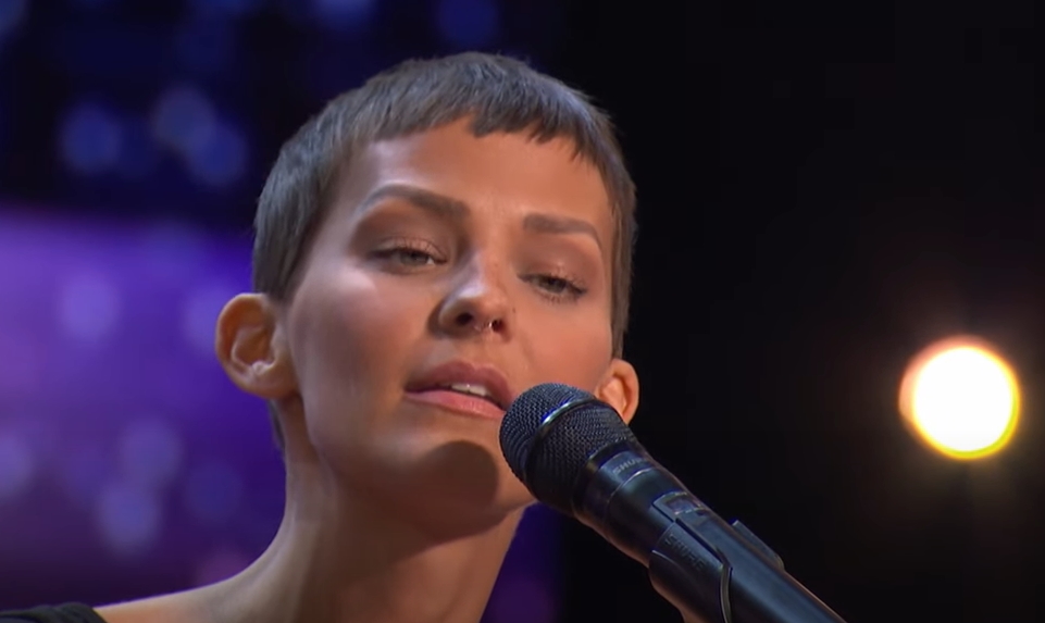 Публиката се расплака поради девојката со ангелски глас: Таа има само 2% шанса да преживее (ВИДЕО)