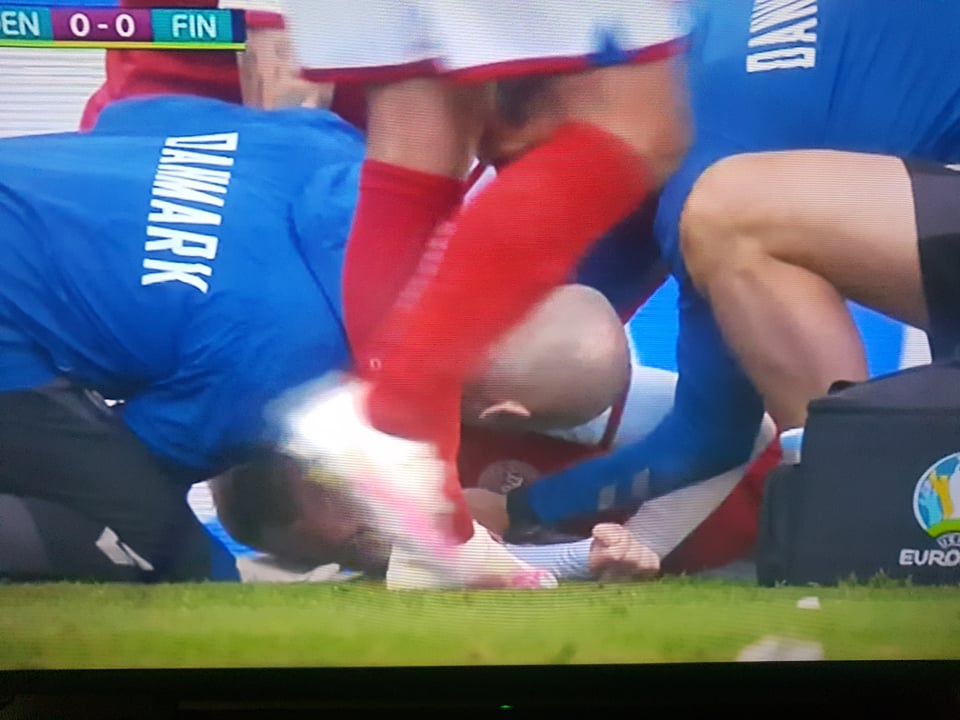 Фудбалер изгуби свест, реанимација беше во тек, прекинат мечот, навивачите во солзи!