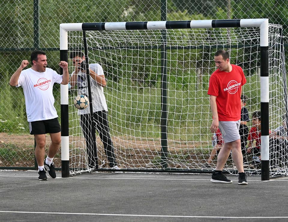 Викендов немало мотори – Заев истрчал на игралиштето во Желино како фудбалер!