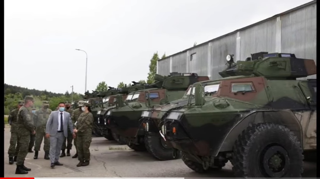 (Видео+фото) Американците донираа oклопни возила на Косово