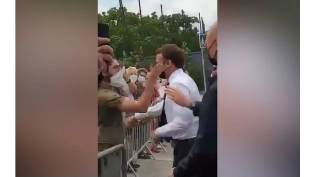 (ВИДЕО) „Долу Макронија“: Макрон доби ШАМАР од маж среде улица