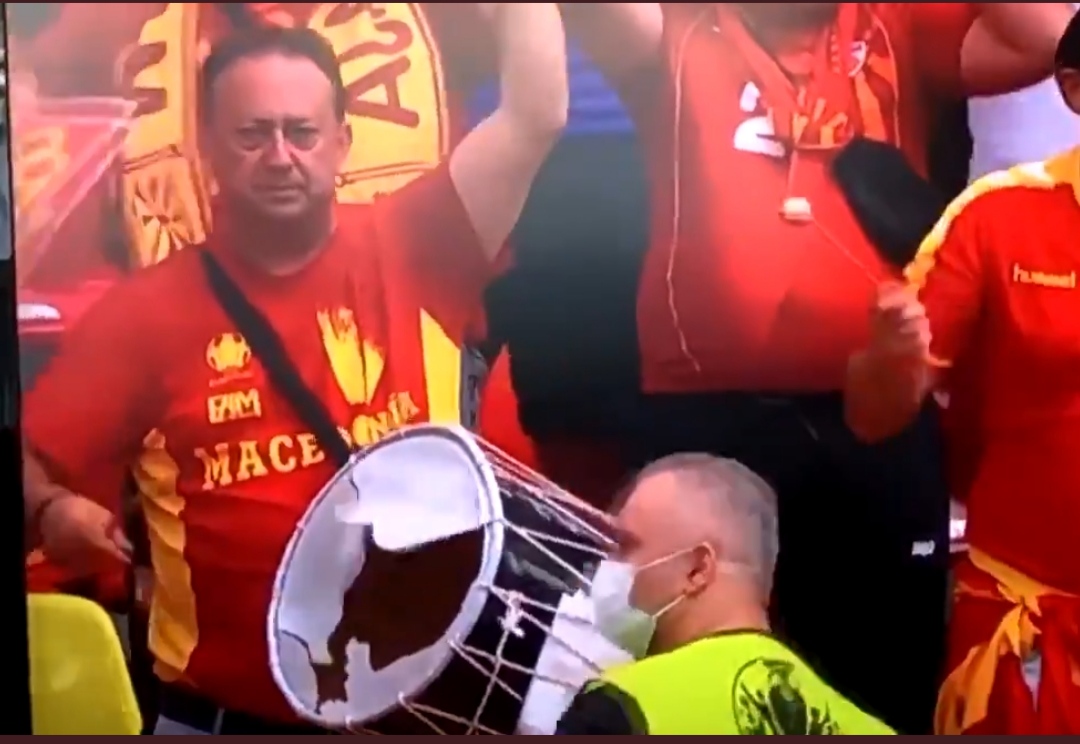 Овој македонски навивач стана ХИТ на интернет- Го дупна тапанот за МАКЕДОНИЈА! (ВИДЕО)
