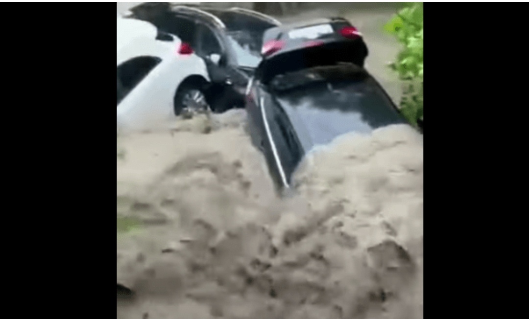 (Фото+Видео) Стpaшни поплaви на Крим, реки вода по улиците носат автомобили