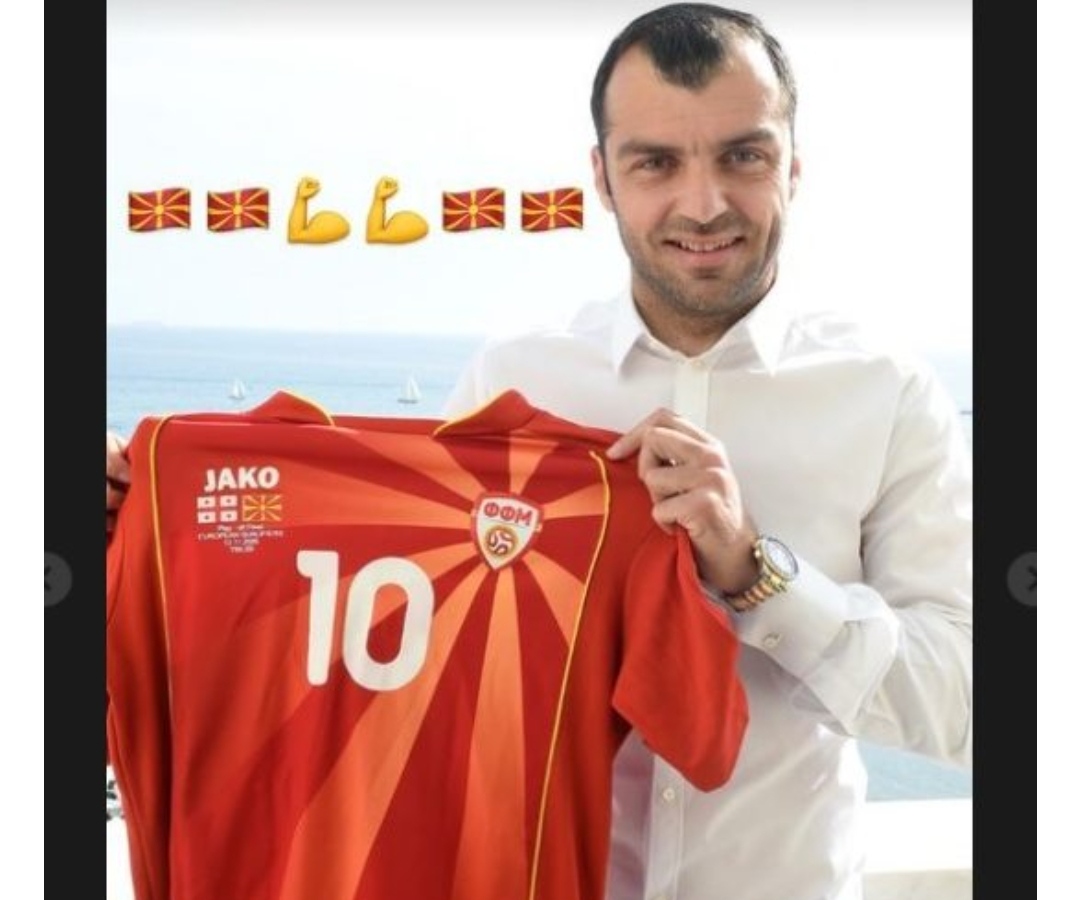 Прв пат кога татко ми ме однесе на стадион ти се восхитував, сега сум со тебе дур го носиш светиот дрес за последен пат!