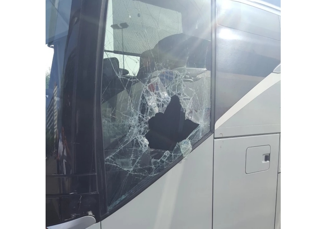 Во Скопје каменуван и ограбен српски автобус, туристите вознемирени не знаат дали ќе продолжат со турата