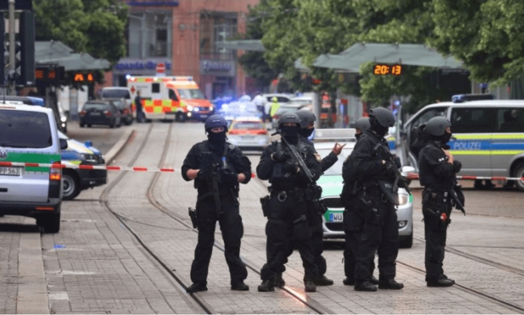 (Фото+Видео) Нови детали од ужасот во Германија: Напаѓачот на полицијата и е познат од порано, пред у*иството викал ,,Alahu akbar”