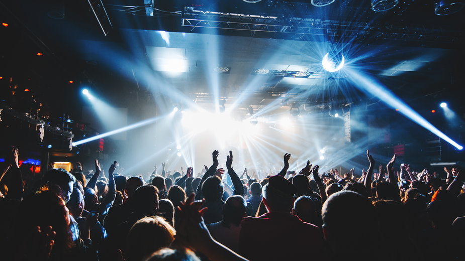 Владата пресече: Полицискиот час е УКИНАТ, дозволени се концерти и забави!