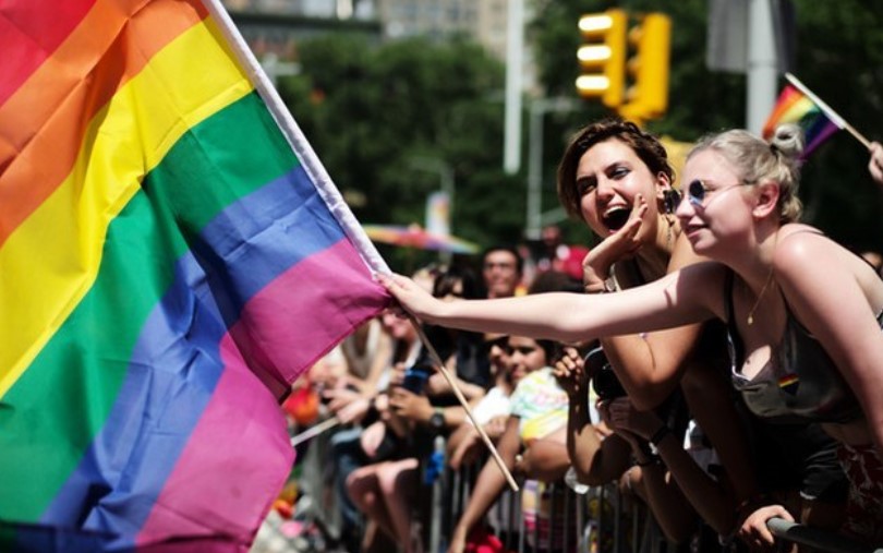 Унгарија усвои Закон со кој се забpaнyвa на децата да им се промовира xoмоceкcyалност