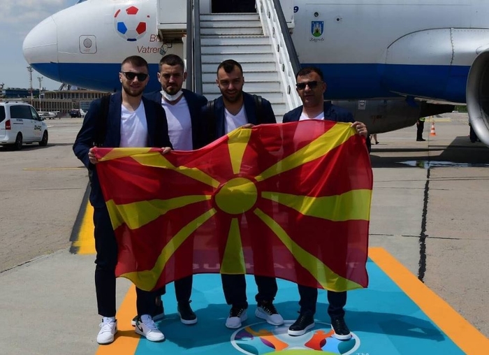 Македонската фудбалска репрезентација пристигна во Букурешт (Фото)