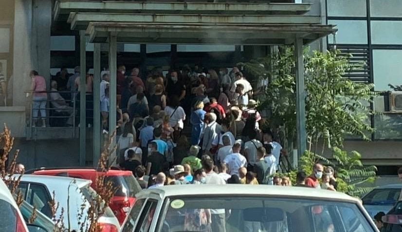 Недостатокот на пасоши предизвика турканици и тензична атмосфера, гужви пред пасошко(Фото)