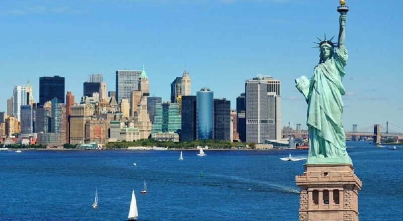 Слетуваш во Њујорк – Господине пасошот ви е истечен… – Не ви се јави Оливер?