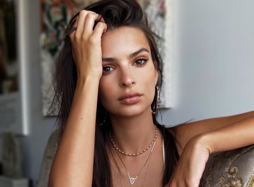 Ја искритикуваа Емили Ратајковски поради начинот на кој го држи бебето: „Го носи како да е торба“