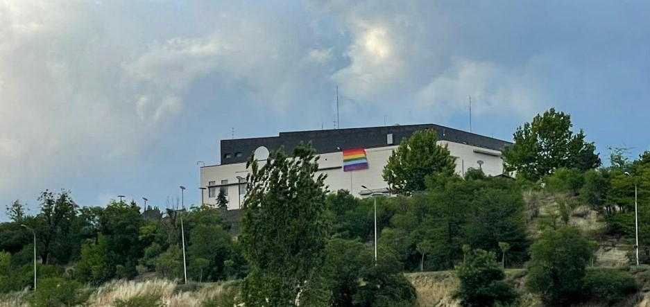 Амбасадата на САД се закити со ЛГБТ знаме (Фото)