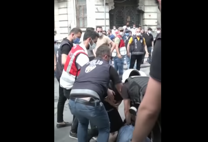 Турската полиција со солзавец ја растури парадата на гордоста во Истанбул | ВИДЕО