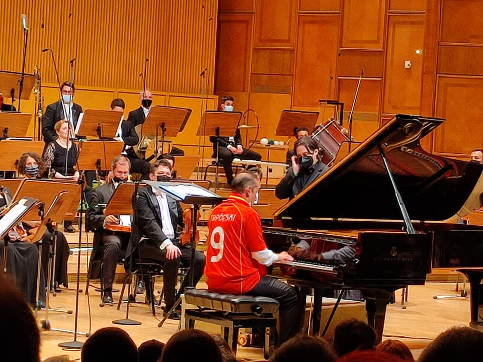 ФОТО: Концертно шоу на маестро Симон со македонски дрес и шал!