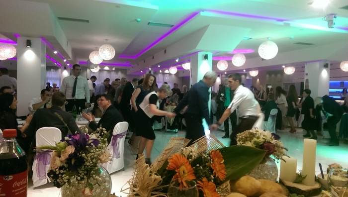 Свекрвата задолжително на дистанца од 100 метри од снаата, забрането е „Стани играј оро, срамота е“… :)