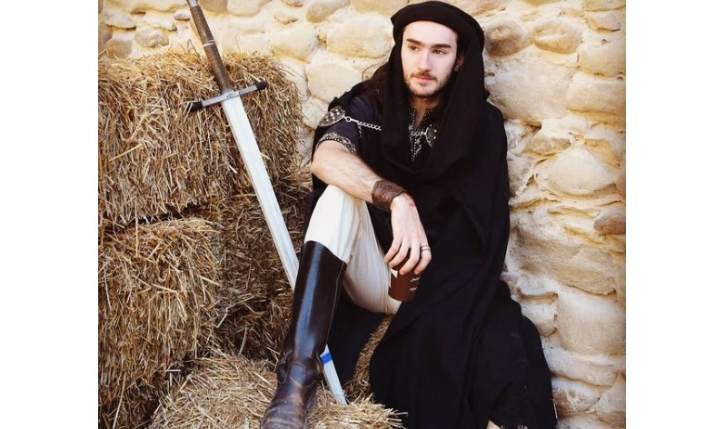 Кој е човекот што му „залепи“ шлаканица на францускиот претседател?!