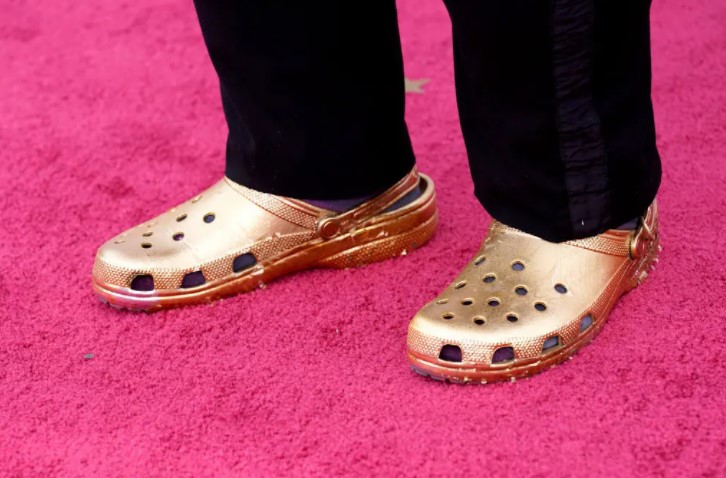 Од ова се плашевме: КРОКС ВЛЕЧКИТЕ СТАНАА МОДЕН ТРЕНД (ФОТО)