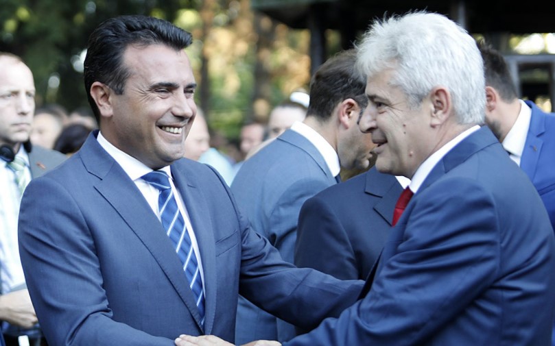 Ахмети и Заев ќе ги менуваат знамето, грбот и химната на Македонија?