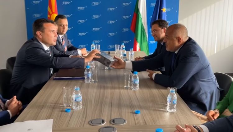 Заев му подари американски пури на „братот“ Борисов (Видео)