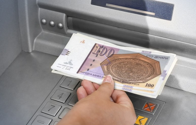 Вработените во комуналното од Виница добија ПЛАТА од 100 ДЕНАРИ за мај!