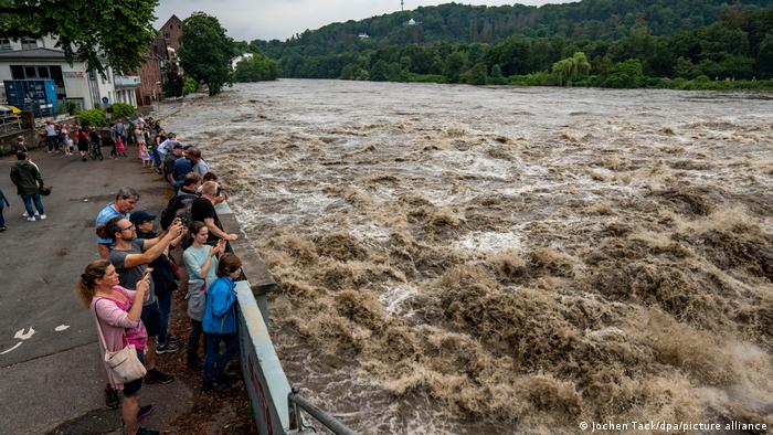 Во Германија пукна браната на реката Рур, поплави и во Србија (Видео)