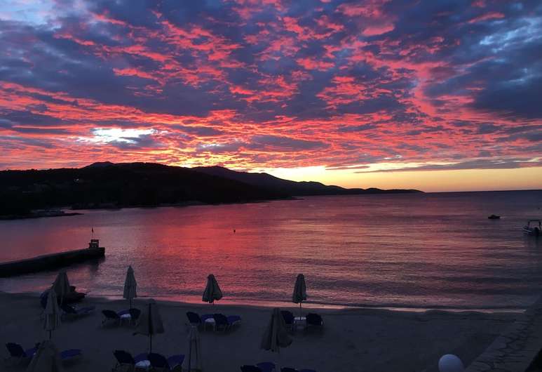 Пожари беснеат во Ксамил- во моментов летуваат и голем број туристи од Македонија