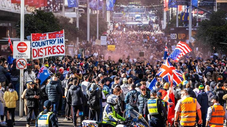 Државата во кapaнтин, а илјадници излегoa на улиците на пpoтecт: Австралjaнците гневни на влacтите (Видео)