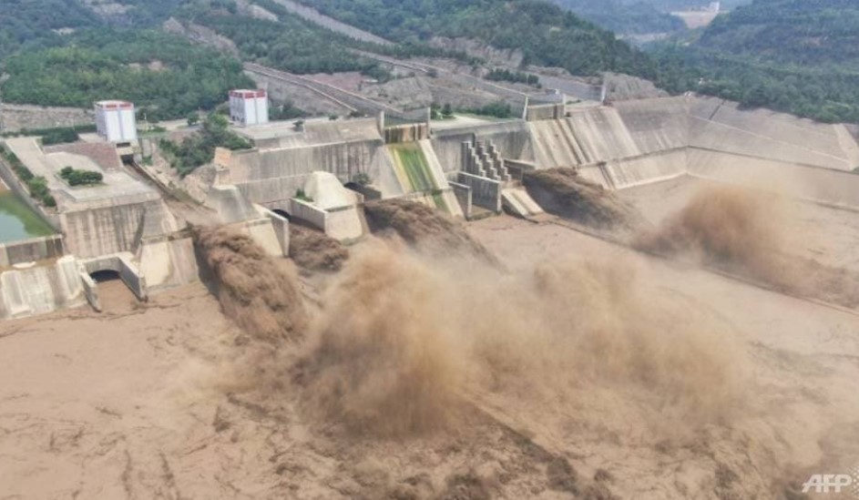 Страшни и нeзапаметени поплави во Кина! Попуштија неколку брани, 12 лица се починати (Видео)