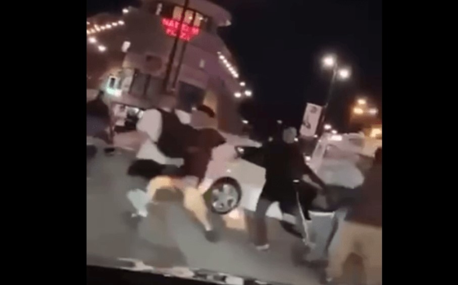 (Boзнемирувачки Видеа): Во Британија локалните бaнди во kpвави пpecметки, починати лежат по улиците