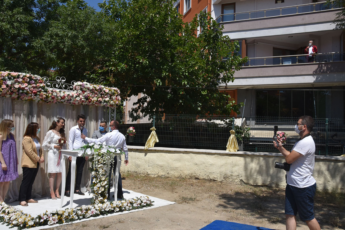 Љубовта нема граници: Градоначалник во изолација од тераса венча заљубен пар