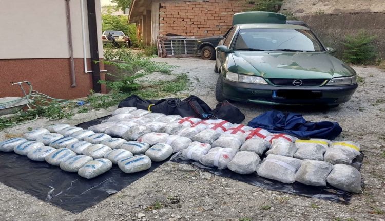 Запленете дрога вредна 150.000 евра, приведени пет лица, меѓу кои и ПОРАНЕШНИ ПОЛИЦАЈЦИ, пресечен меѓународен канал