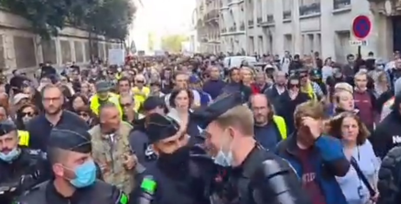 Полициjaта во Франција ги заедно маршираше на протестите (Видео)