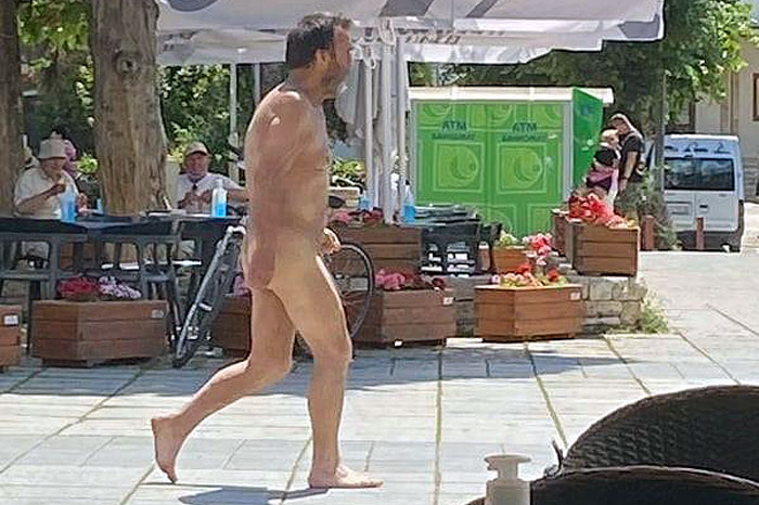 ИНЦИДЕНТ ВО ОХРИД: Гол маж прошета низ центарот на градот во кој е државниот врв и кога шетаа и странски делегации од „Преспа форум“ (Фото) ?