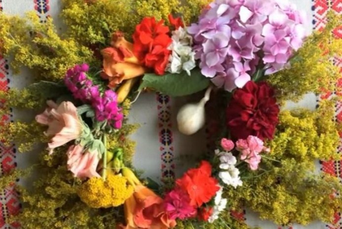 На Иванден цвеќето има волшебна моќ, закачете венче пред влезната врата ?