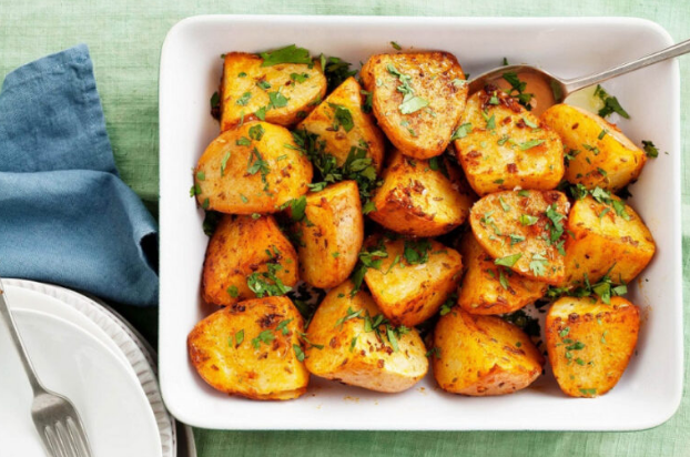 Печени компири со рузмарин и мелена црвена пиперка: Вкусен прилог кој се подготвува многу лесно