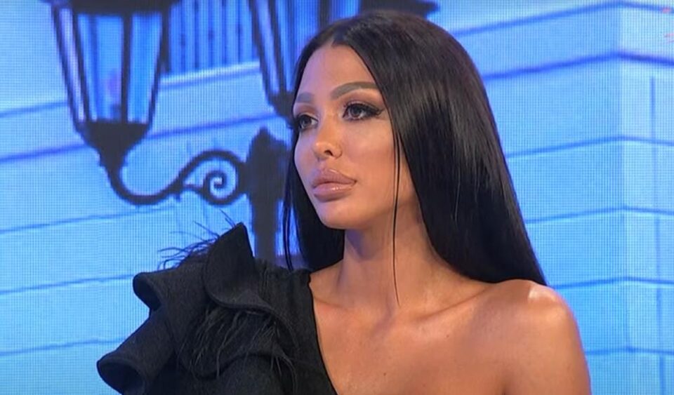 ВИДЕО: Позната учесничка во реално шоу НЕ ЗНАЕ да гледа на ЧАСОВНИК, па едвај се снајде