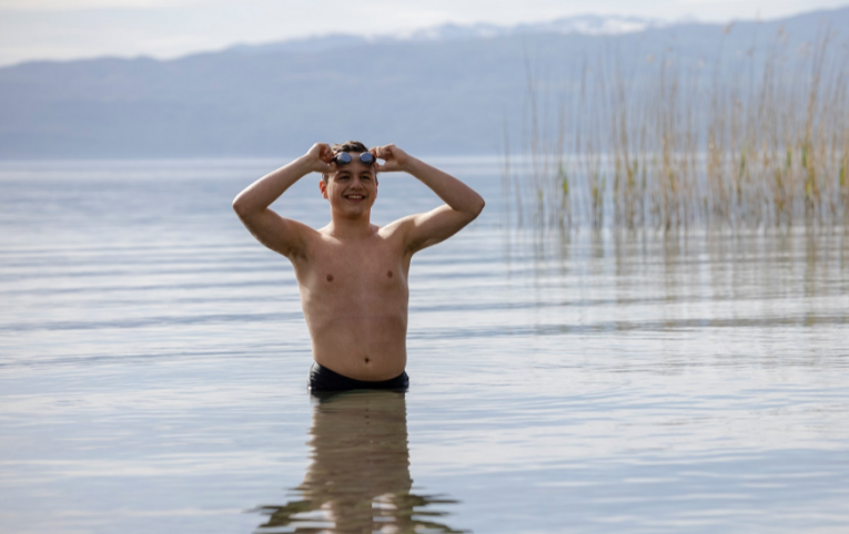 Спортски херој: Малиот Марко Пејчиновски доплива до Свети Наум