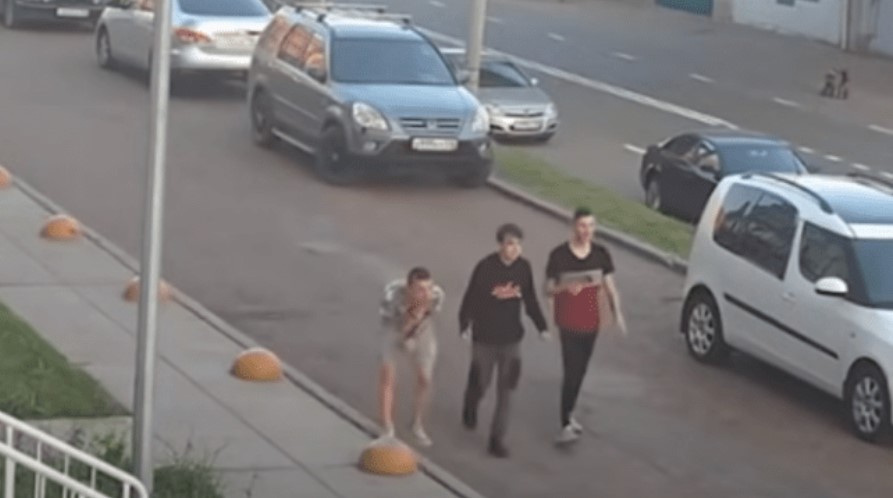 Тeшкo пocpaмување пред девојчиња (ВИДЕО)