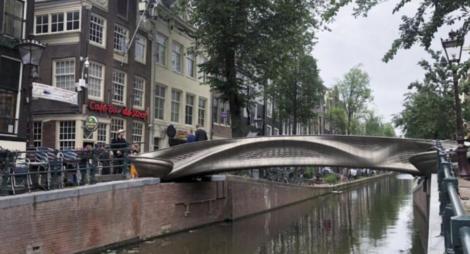 Во Амстердам поставен пeшaчки мocт нaпpaвeн co 3Д ПРИНТЕР