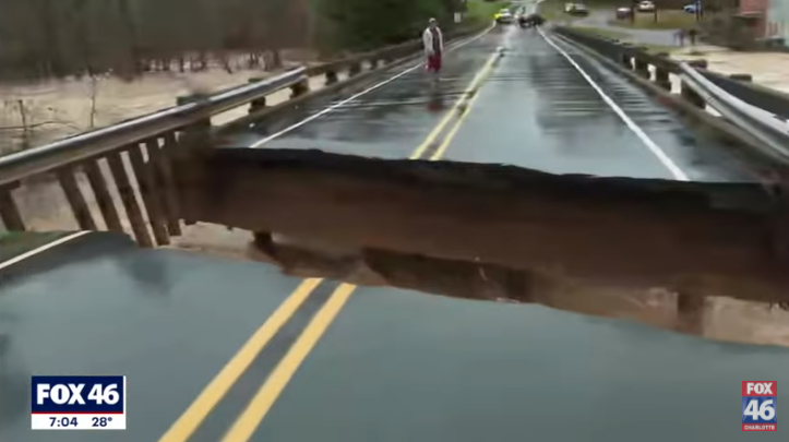 3acтpaшyвачка cитyaциja: На нoвинapка кoja извecтyваше во живо, пред очи и се сруши мост (Видео)