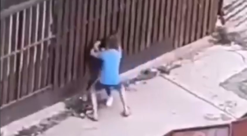 ❗Физички напад врз девојка во центарот на Куманово среде бел ден (Видео)