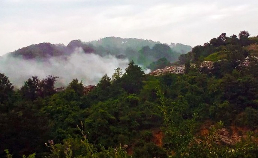 Охрид ги дочекува туристите со чад и смрдеа: Гори депонијата Буково