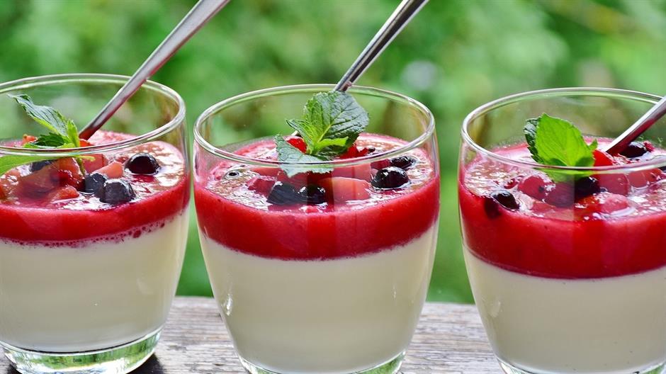 Ова е РЕЦЕПТ НА ЛЕТОТО! Панакота со малини, торта по која сите се ПОЛУДЕА! (ВИДЕО)